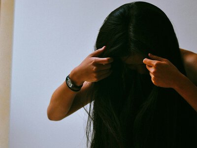Чому випадає волосся: 5 можливих причин і які аналізи варто здати