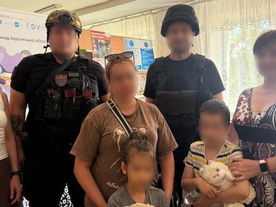  Із передмістя Херсона евакуювали жінку з двома дітьми 