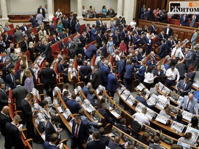 Рада пішла на місячну перерву без двох міністрів