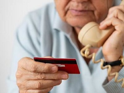 “Бабусю, це я”: на Конотопщині шахрай виманив у пенсіонерки 50 тисяч гривень, представившись онуком