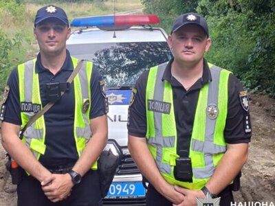 На Хмельниччині поліцейські та сусіди врятували сім’ю з палаючого будинку