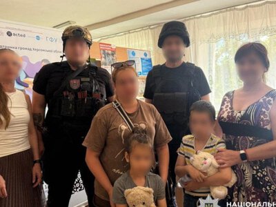 Із зони обов'язкової евакуації в Херсоні вивезли жінку з двома дітьми