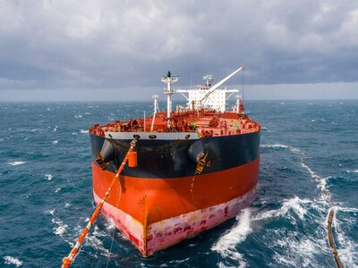 Росія вигадала новий спосіб захистити тіньовий флот в Азовському морі