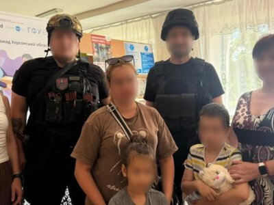 Поліцейські евакуювали матір із двома дітьми з небезпечного передмістя Херсона
