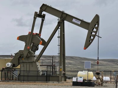 Нафта завершує тиждень зростанням на 12% на тлі обміну ударами між США та Іраном