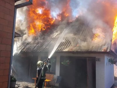 У приватному секторі на Рівненщині горів дах цегляної споруди