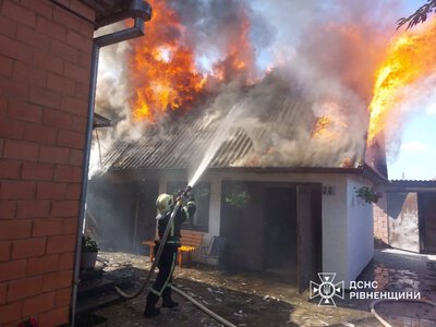 У Березному загорілася господарча будівля – рятувальники не допустили поширення вогню