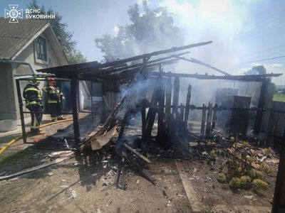 За добу на Буковині сталося дев’ять надзвичайних подій: рятувальники врятували чоловіка з пожежі та допомогли травмованій жінці