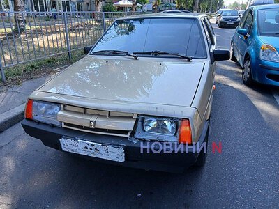 На проспекті в Миколаєві ВАЗ наздогнав Renault: автомобіль відкинуло на п'ять метрів