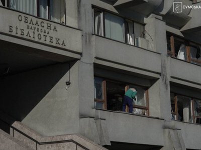 У центрі Сум від ударів КАБ пошкоджені бібліотека, галереї та Алея пам’яті