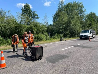 На волинських автошляхах ліквідовують тріщини (Фото)