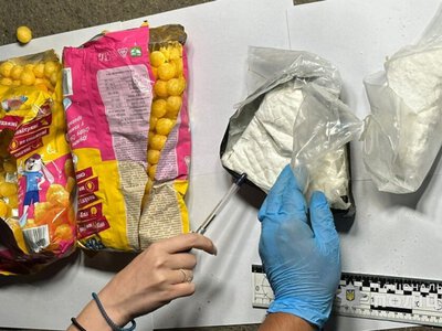 В Одесі засудили наркоділка, який сховав кокаїн у рюкзаку семирічної доньки