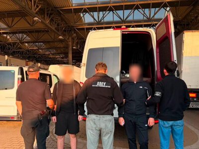 Житель Рівненщини облаштував тайник у мікроавтобусі для переправлення чоловіка за кордон