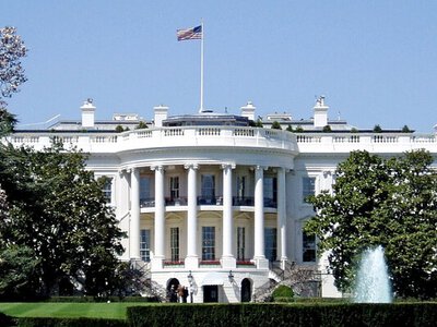 Працівник Білого дому заробив понад $100 тисяч на ставках щодо промов Трампа