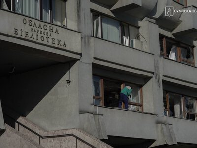 Внаслідок авіаудару РФ по центру Сум пошкоджені будівлі бібліотеки, галереї та Алея пам’яті