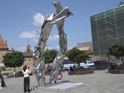 П’ятиметрова скульптура з’явилася у центрі Львова: що символізує нова інсталяція на площі Митній