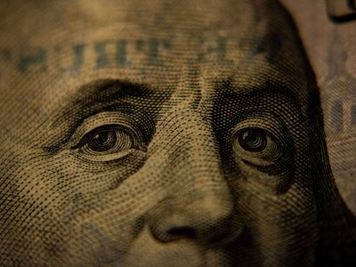 Помічник Трампа, що працював на телесуфлері, заробив 100 тисяч на ставках, бо знав, що той скаже