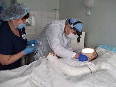 У Дніпрі медики рятують життя 14-річному хлопчику, який упав, качаючись на самокаті