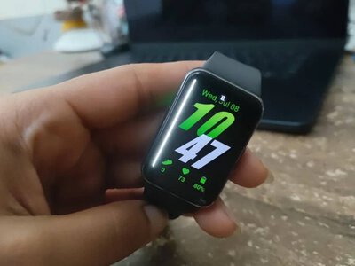Після оновлення One UI власники Samsung Galaxy Watch почали скаржитися на зелені смуги на екрані