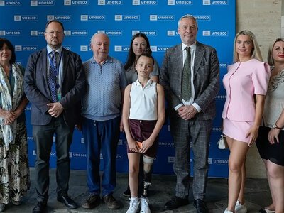 Юна гімнастка з Одещини, яка втратила ногу через удар РФ, представила Україну в ЮНЕСКО