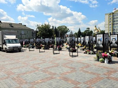 У центрі Рівного, на Майдані Незалежності, встановили ще 24 портрети Героїв