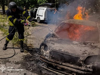 У Херсоні через атаку російських дронів спалахнули будинок і легковик