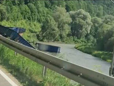 Відео: в Польщі вантажний поїзд впав у річку