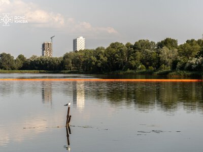 Роботи тривали 16 днів: у Києві завершено збір нафтопродуктів із поверхні озера на Оболоні (фото)