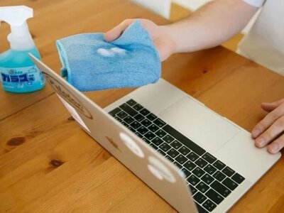 Без дорогих засобів: як правильно почистити клавіатуру ноутбука від бруду