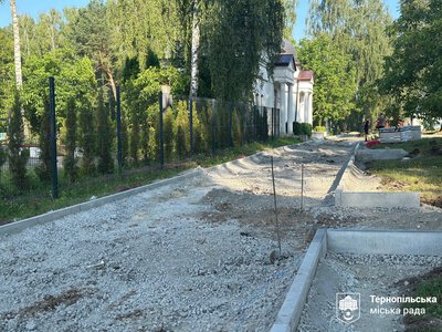 На проспекті Злуки в Тернополі оновлюють тротуар