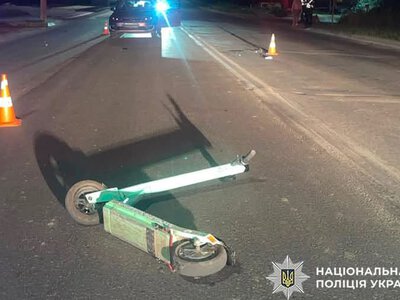 У Хмельницькому неповнолітні на електросамокаті потрапили в аварію з легковиком