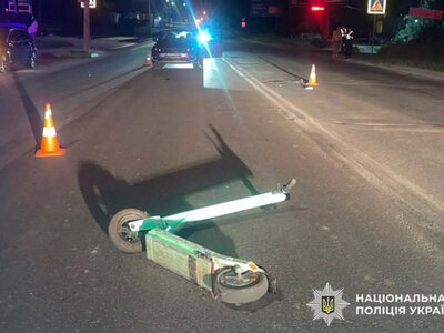 Під колеса авто потрапив електросамокат із двома підлітками