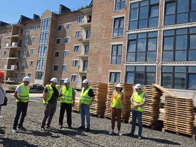 У Дубні триває будівництво житла для переселенців: хід робіт перевірили представники НЕФКО