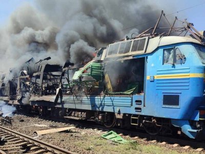 РФ завдала подвійного удару по локомотиву та пасажирських вагонах на Запоріжжі