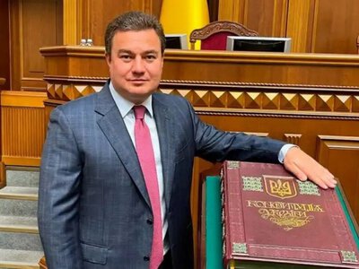 Родина нардепа, якого звинувачують у розкраданні коштів Укрзалізниці, зберігає готівкою майже мільйон доларів.