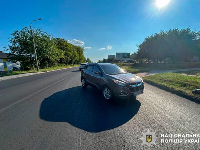 У Рівному електросамокат із двома дітьми зіткнувся з автомобілем
