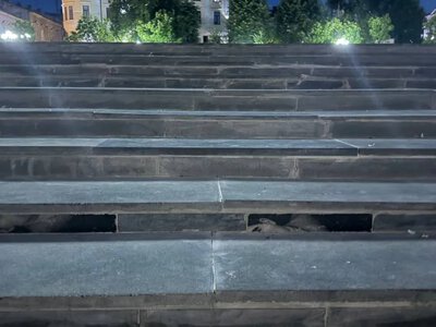 Скандал у Чернівцях: сходи Філармонії відремонтували плитами з цвинтаря (ФОТО) 