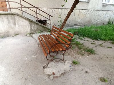 ОСББ самовільно демонтувало лавку біля під’їзду: що вирішив суд