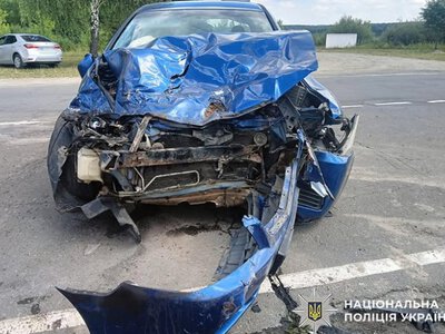 На Хмельниччині легковик зіткнувся з вантажівкою: травмувалися четверо людей