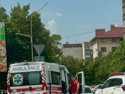 ДТП на самокаті в Ужгороді завершилася бійкою: до лікарні потрапили дві дівчини та водій авто