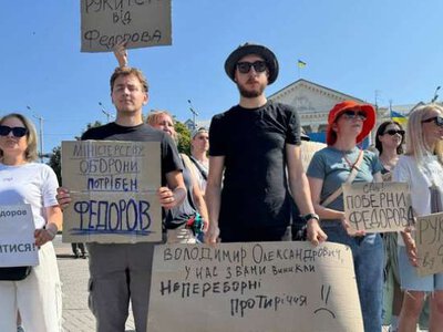Спонсори картонного Майдану: хто платить за захист крісла Федорова