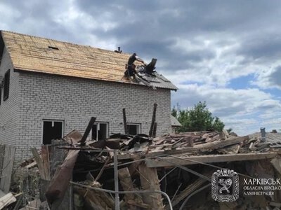 Волонтери допомагають долати наслідки удару КАБом в Ізюмі