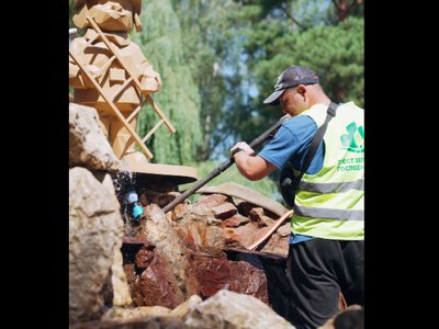 У Рівному на Лебединці очистили водоспад від бруду та сміття
