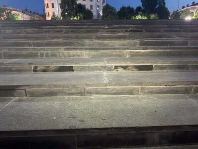Сходи на площі Філармонії у Чернівцях ремонтували матеріалами з імовірно фрагментами надгробних плит — у міськраді почали перевірку