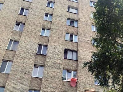 Екс-викладачка університету викидає вермішель і борщ з вікна