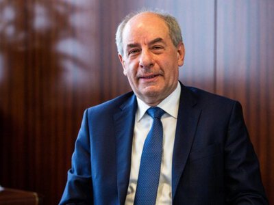Президент Угорщини підписав зміни до конституції, які позбавляють його посади