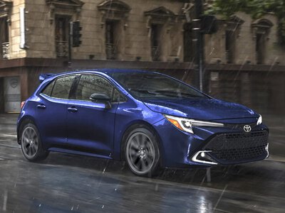 Toyota оновила Corolla Hatchback 2027: більше екранів, нові опції та одна важлива втрата
