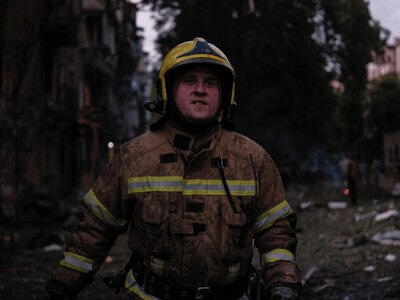 Горіли офіси, гуртожиток та є жертви: фото наслідків нічних ударів по Києву