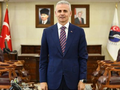 У Туреччині звільнили губернатора через легінси – їх обговорювали навіть у парламенті (ВІДЕО)