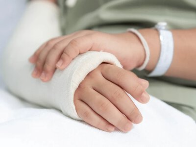  Російський дрон влучив у багатоповерхівку в Херсоні: поранені двоє дітей 